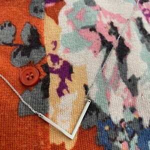 Stella&Dot original 'V' necklace in silver 18", smoke free.